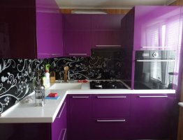 Продажа Небольшая кухня с глянцевыми фасадами и фартуком с фотопечатью в каталоге Купить Небольшая кухня с глянцевыми фасадами и фартуком с фотопечатью в каталоге