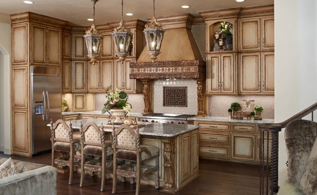 Кухня с фартуком украшенным панно