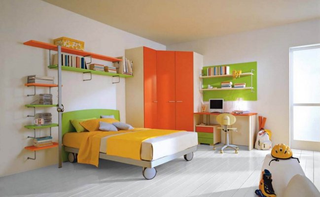 Угловой шкаф с оранжевыми фасадами