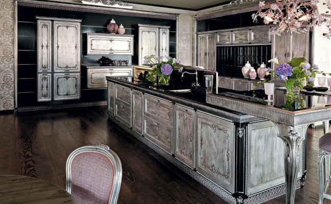 Кухня с фасадами с серебристой патиной