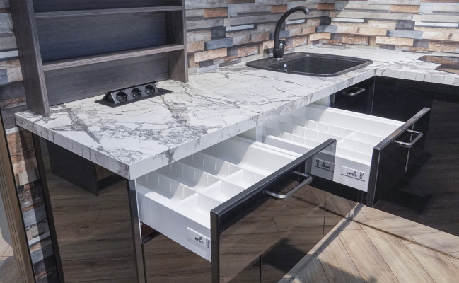 П-образная кухня в стиле хай-тек