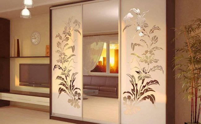 Шкаф с зеркалом и пескоструйным рисунком