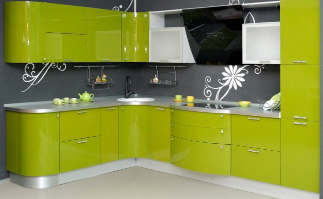 Глянцевая кухня с радиусными фасадами зеленого цвета