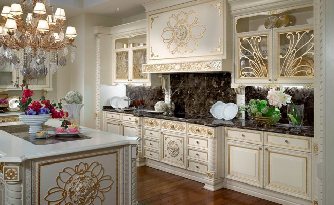 Кухня с отделкой позолотой
