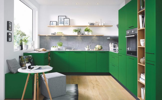 Кухня в зеленом цвете с открытыми полками