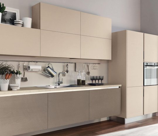 Прямая кухня в бежевом цвете