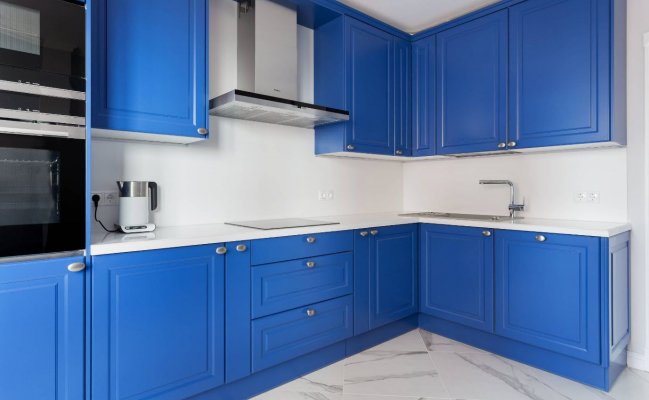 Небольшая угловая кухня в синем цвете