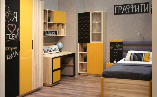 Трехстворчатый шкаф с фасадом для записей