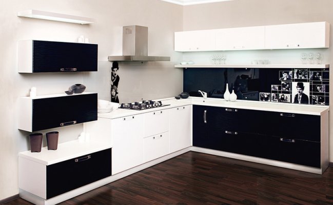 Черно-белая угловая кухня хай-тек с фотопечатью