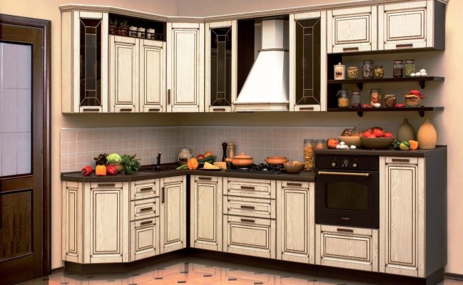 Угловая кухня с стеклянными фасадами