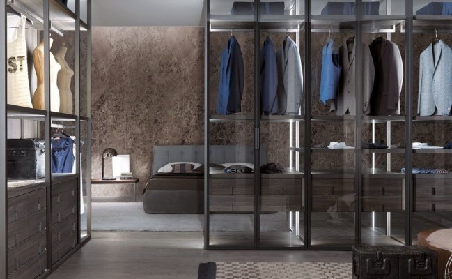 Шкаф со стеклянными фасадами