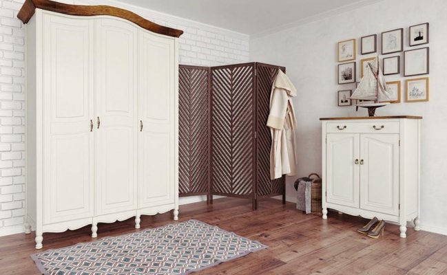 Трехстворчатый распашной шкаф 