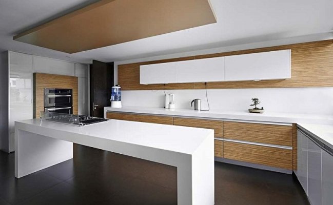 Белая угловая кухня с акцентными деревянными фасадами в стиле минимализм