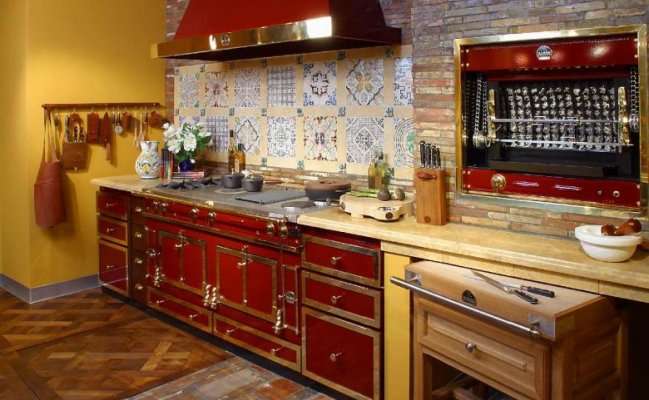 Кухня с лакированными фасадами