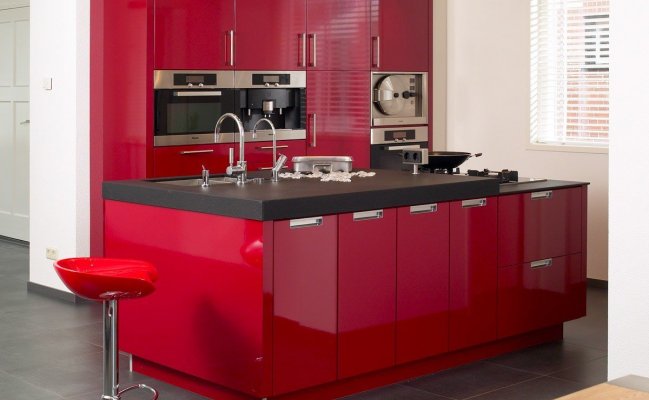 Небольшая красная кухня с большим островом