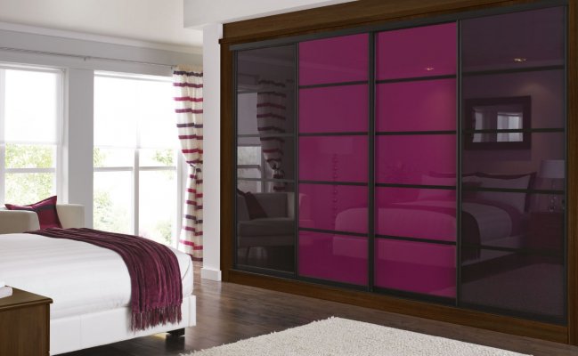 Встроенный шкаф-купе с цветным стеклом