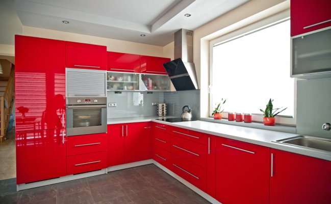 Большая угловая кухня с красными глянцевыми фасадами