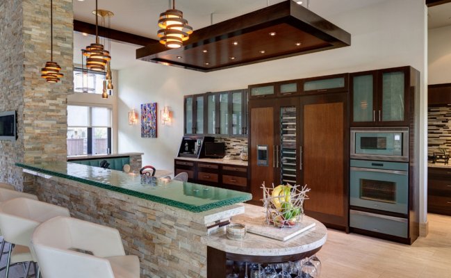 Прямая кухня со стеклянной столешницей на барной стойке