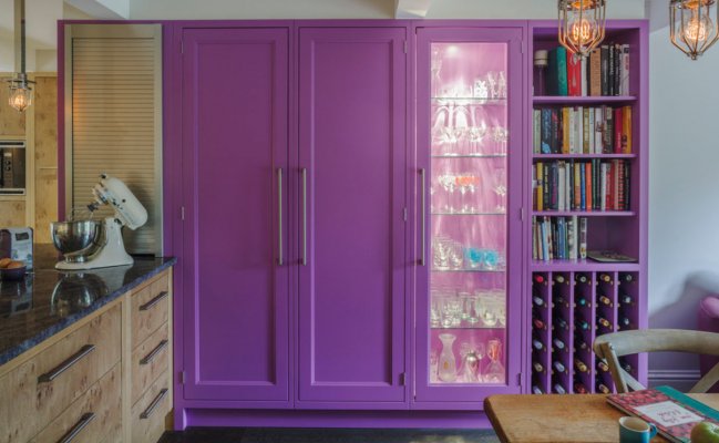 Шкаф с витриной сиреневого цвета