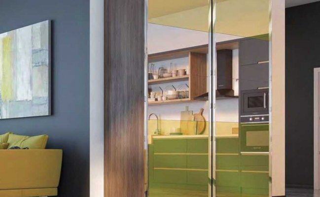 Шкаф-купе с тонированными зеркальными фасадами