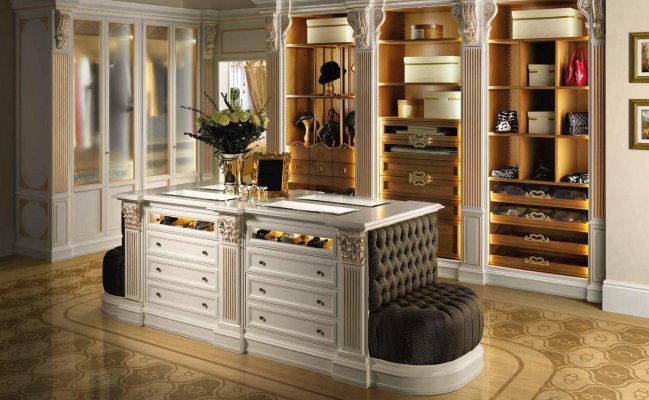 Угловой белый шкаф с патиной