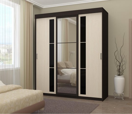 Распашной шкаф-купе с зеркалом