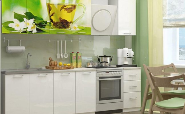 Кухня белого цвета с фотопечатью на верхних шкафах