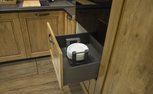 Угловая кухня цвета морской волны с островом