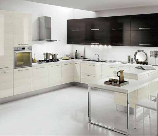 Белая п-образная кухня в стиле хай-тек с акцентными навесными шкафами