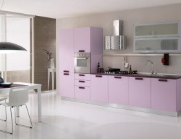 Купить Небольшая прямая кухня в лавандовом цвете с фартуком из стекла в каталоге Акриловые