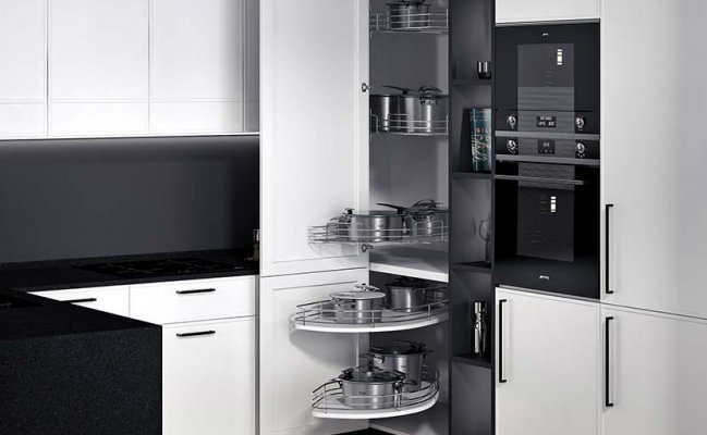 Угловая кухня белого цвета с барной стойкой 