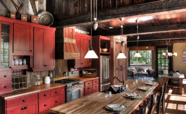 Кухня в красном цвете с большим островом