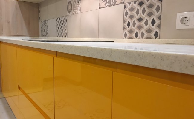 Небольшая желтая кухня с фартуком плиткой