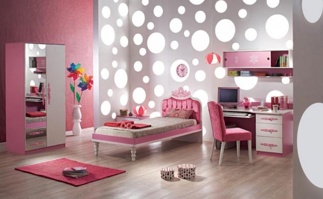 Розовый шкаф с зеркальными дверцами