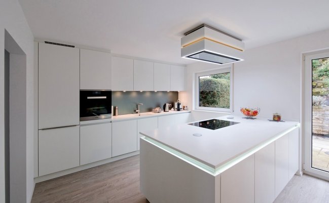 Белая кухня в стиле хай-тек