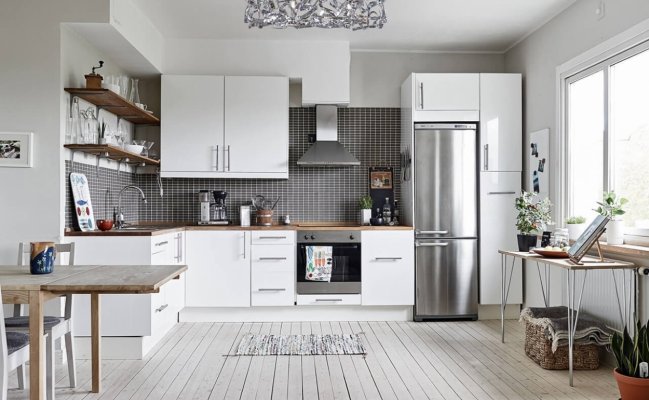 Угловая кухня с белыми фасадами и открытыми полками