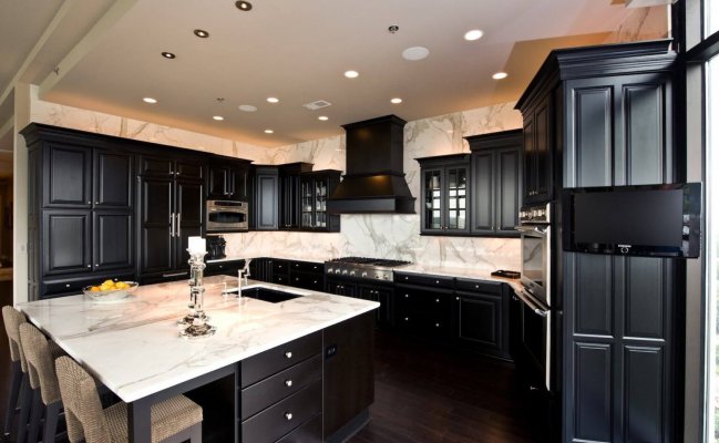 Кухня в черном цвете столешница и фартук мрамор
