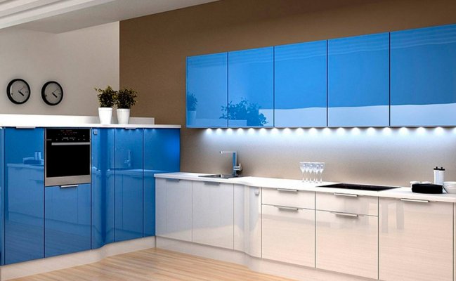Кухня в голубом цвете с пластиковыми фасадами