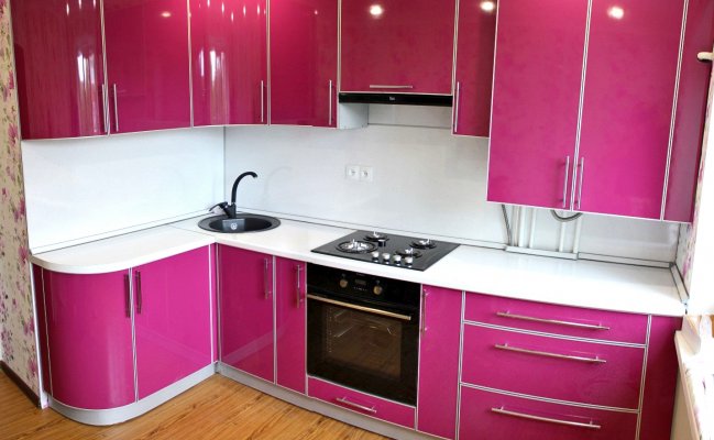 Угловая кухня для небольшого помещения с розовыми фасадами
