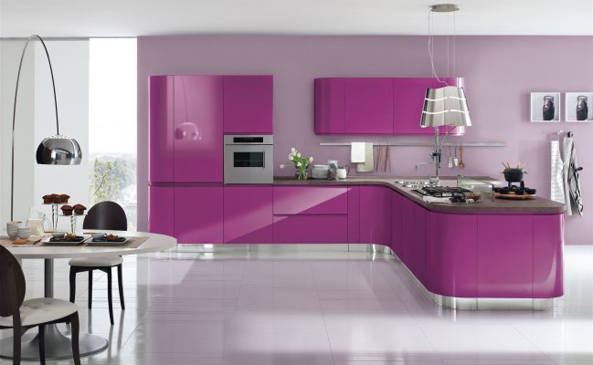 Угловая кухня с сиреневыми фасадами