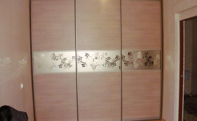 Шкаф-купе с комбинированными зеркальными фасадами