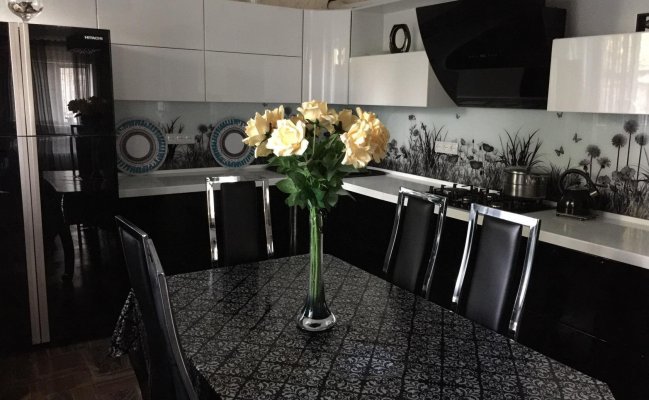 Угловая кухня с фартуком фотопечатью