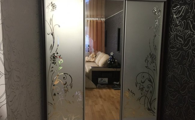 Трехстворчатый встроенный шкаф с пескоструйным рисунком