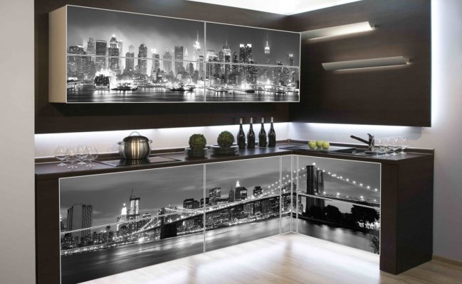 Небольшая угловая кухня с фотопечатью на нижних и верхних фасадах