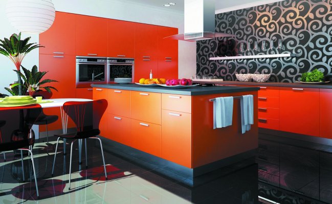 Угловая большая кухня с оранжевыми фасадами