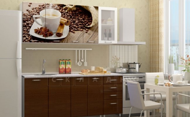 Небольшая прямая кухня с коричневыми глянцевыми фасадами