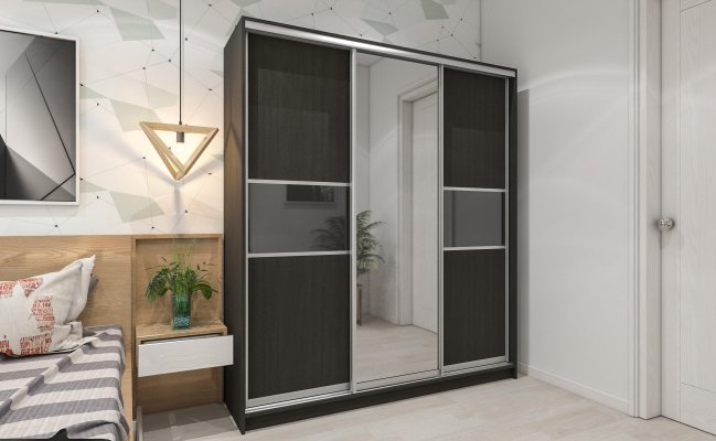 Трехдверный шкаф-купе с зеркалом