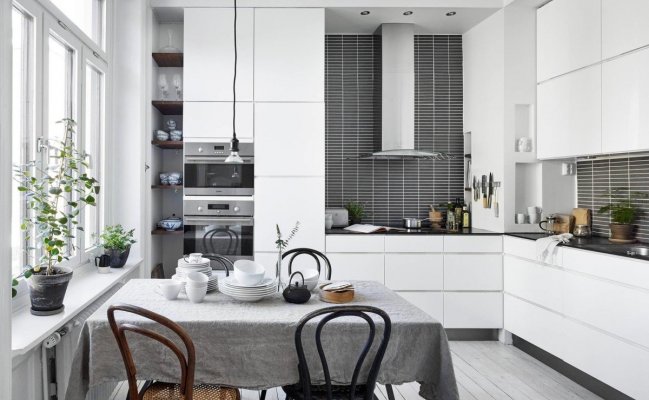 Угловая кухня с темными фартуком и столешницей