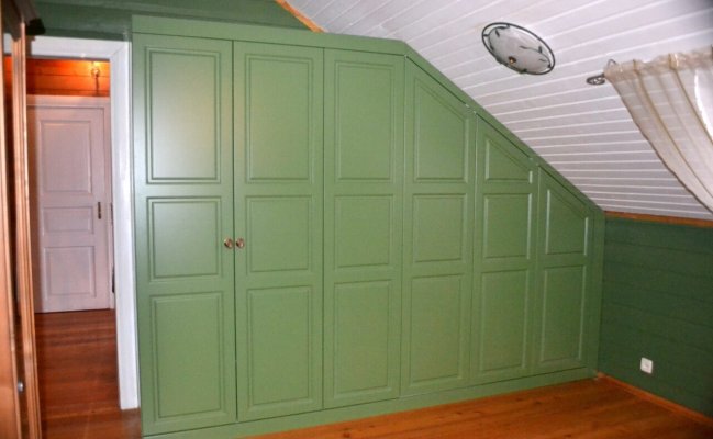 Встроенный распашной шкаф