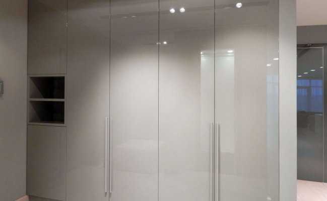 Глянцевый распашной шкаф цвет капучино